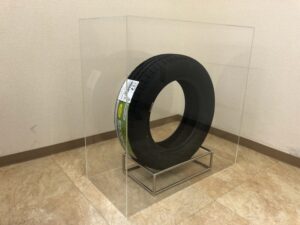 アクリル板5面囲いタイヤ展示台