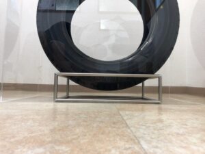 アクリル板囲いタイヤ展示台では、床面とタイヤは接触しません。
