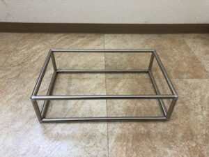 アクリル板囲いタイヤ展示台のタイヤ受け部