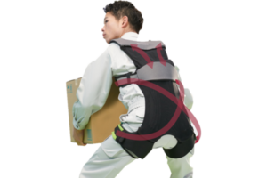 荷物を持ち上げようとする状態