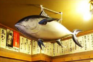 天井に吊るしたマグロのエアーPOP