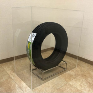 アクリル板囲いケースで覆われたタイヤ展示台