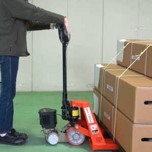 荷物を運搬する、アシスト式パレットトラック