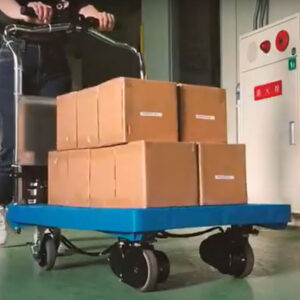 現場で荷物を運ぶアシスト式手押し台車