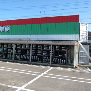 シャッター付きでタイヤ大量陳列