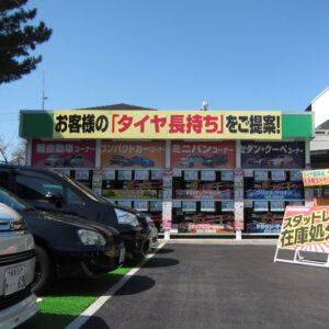 シャッター4連で棚3段仕様のガレージ