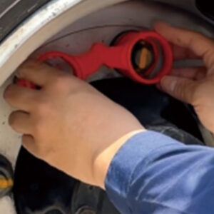 道具を使用せずに手作業で取付けできます。